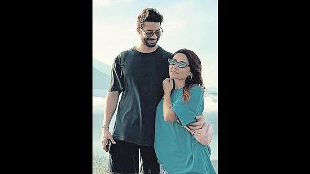 Ünlü Çiftin Romantik Pozu Sosyal Medyada Gündem Oldu