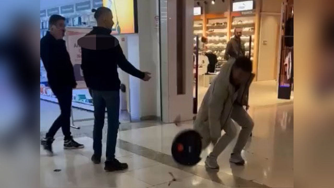 Müşteri, Arızalı Robot Süpürgeyi Mağaza Önünde Parçaladı