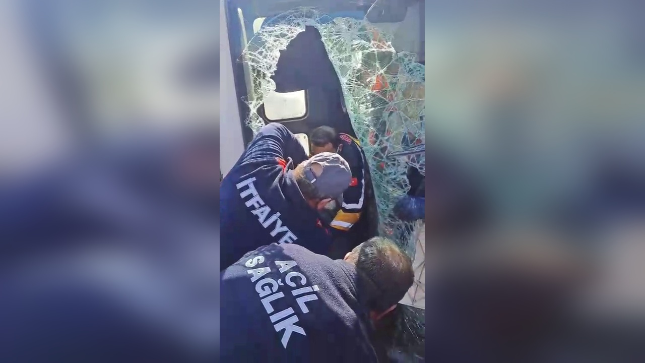 Kamyon Kazasında Sürücü Camdan Kurtarıldı