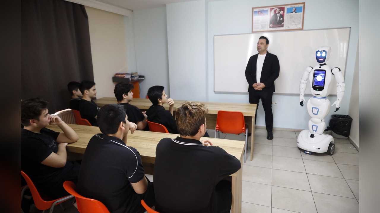 Robot Öğretmen Ada, Erkek Öğrencilere Kadına Şiddetle Mücadele Çağrısında Bulundu