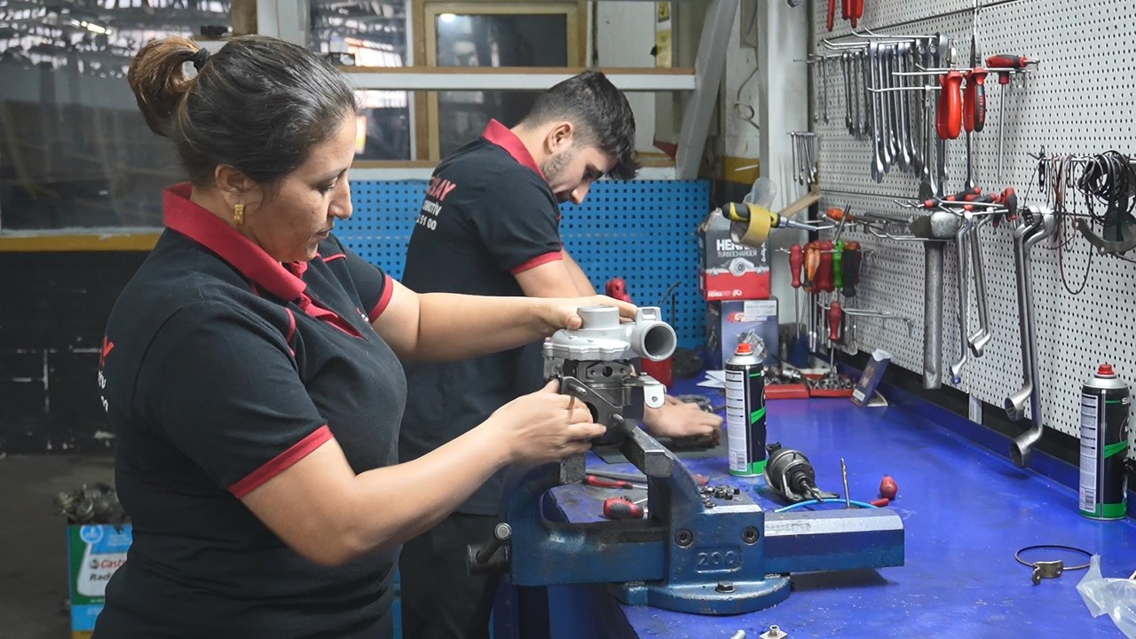Oto Sanayi Sitesi'nde Kadın Usta Dikkat Çekiyor
