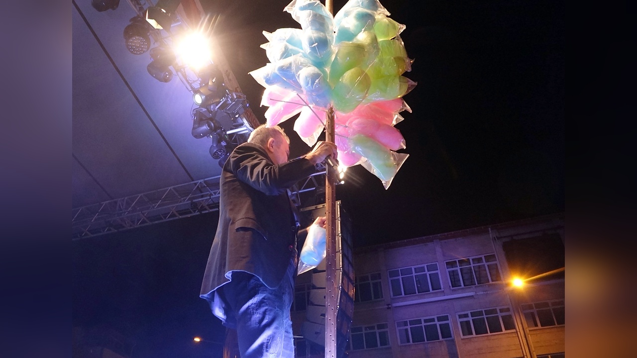 Haluk Levent'ten Konser Sırasında Pamuk Şeker İkramı