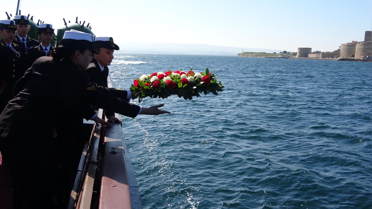 Kadın Bahriyeliler, 'TCG Nusret' ile 8 Mart'ı Kutladı