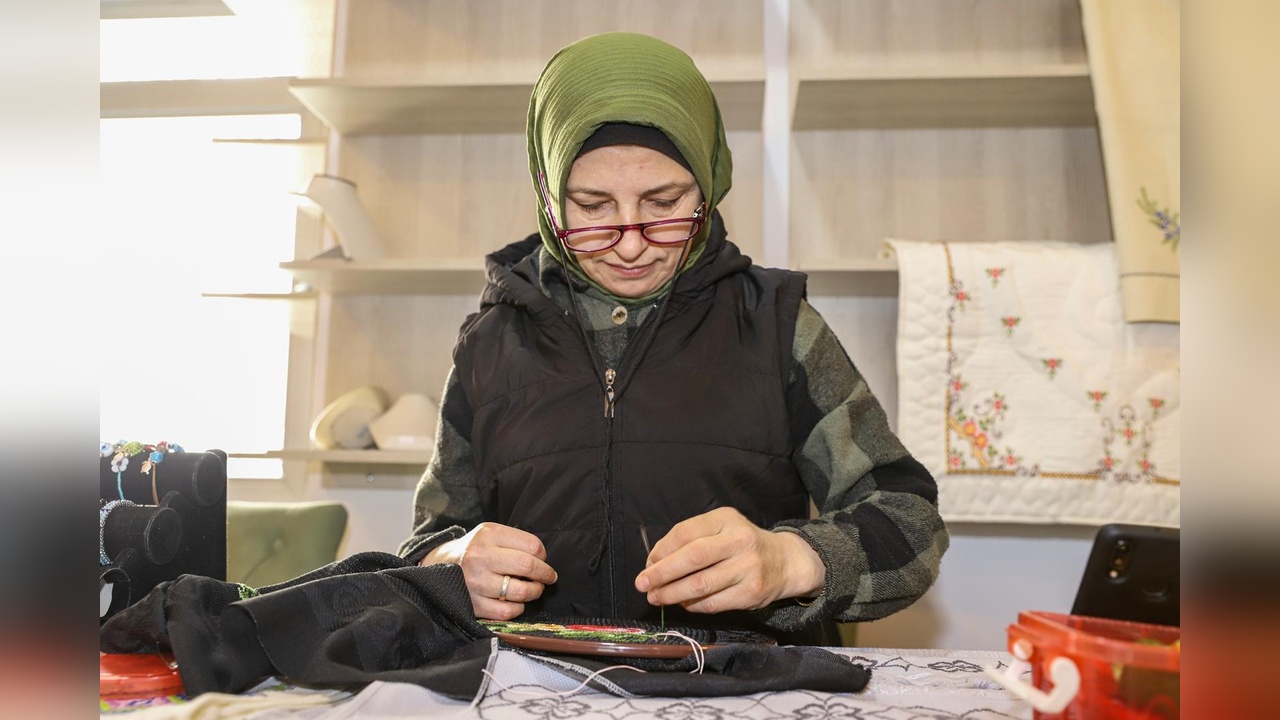 Felçli Kadın, El İşleriyle Hayata Tutunuyor