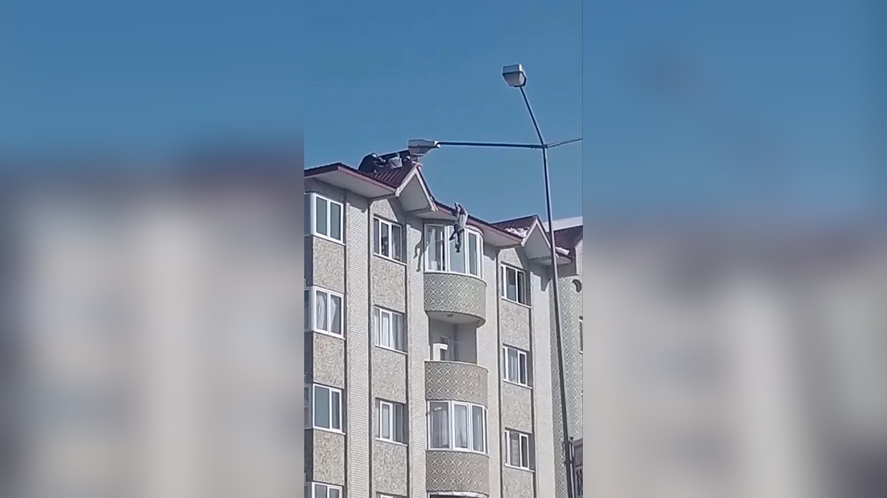 Çatıdan Düşme Tehlikesi: Belindeki İple Hayatını Kurtardı