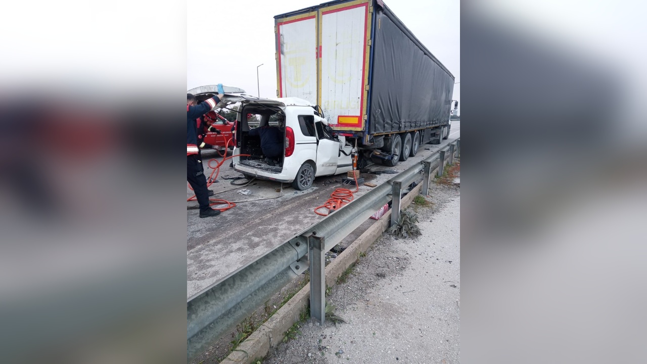 Emniyet Şeridinde Kaza: Sürücü Hayatını Kaybetti