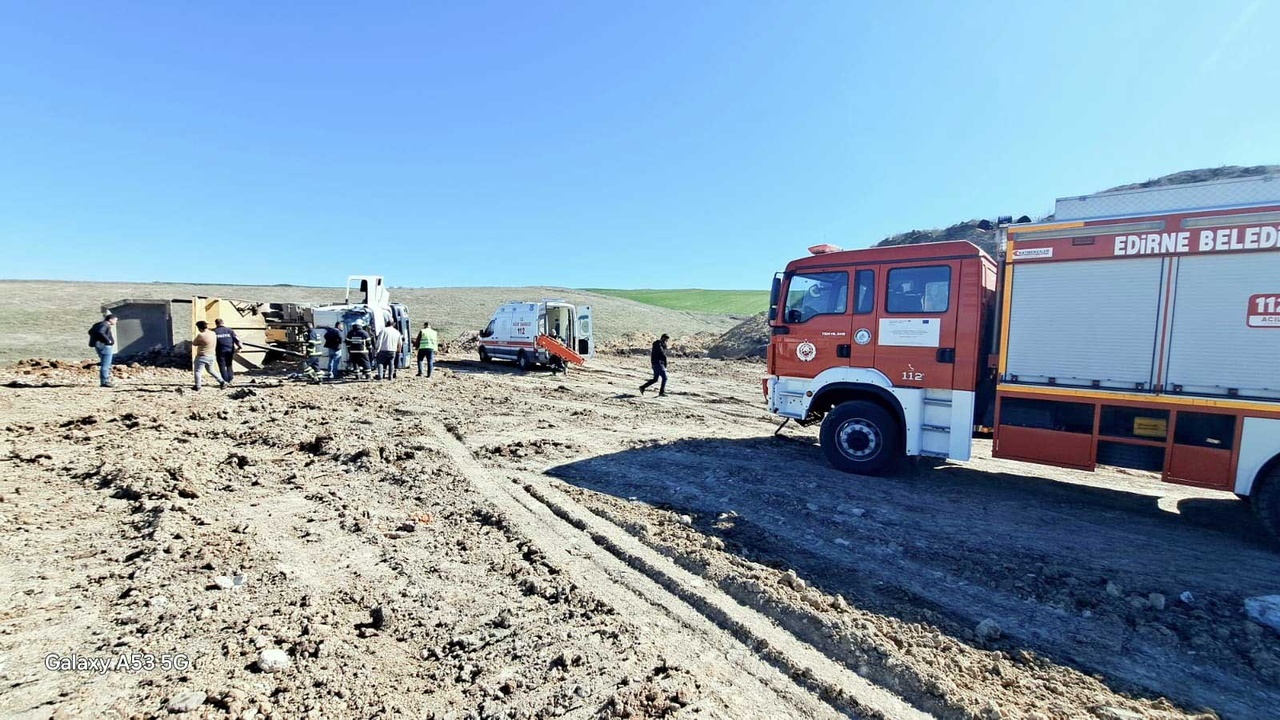 Hafriyat Boşaltan Kamyon Devrildi, Sürücü Yaralandı