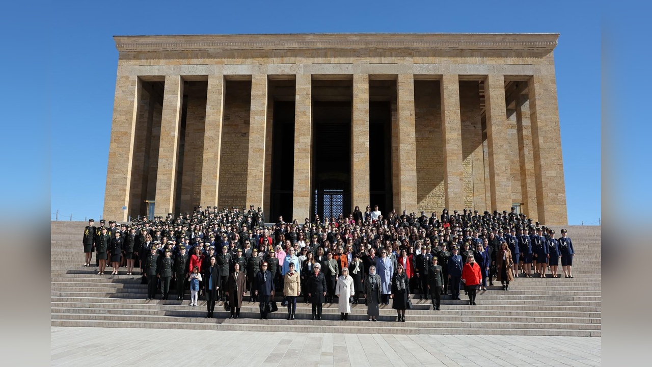 Anıtkabir'e Ziyaret: MSB Personeli ve Kadın Askerler Bir Araya Geldi