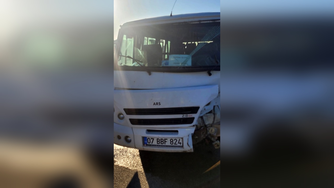 Minibüs ve otomobil çarpıştı: 16 kişi yaralandı