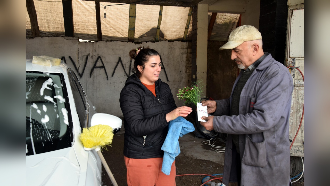 Oto Yıkama İşletmesine Kadınlar Günü Kutlaması