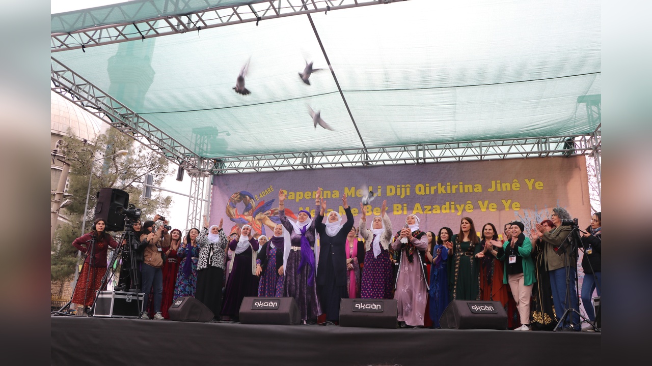 Diyarbakır'da Kadınlardan Barış Güvercini Uçurma Etkinliği