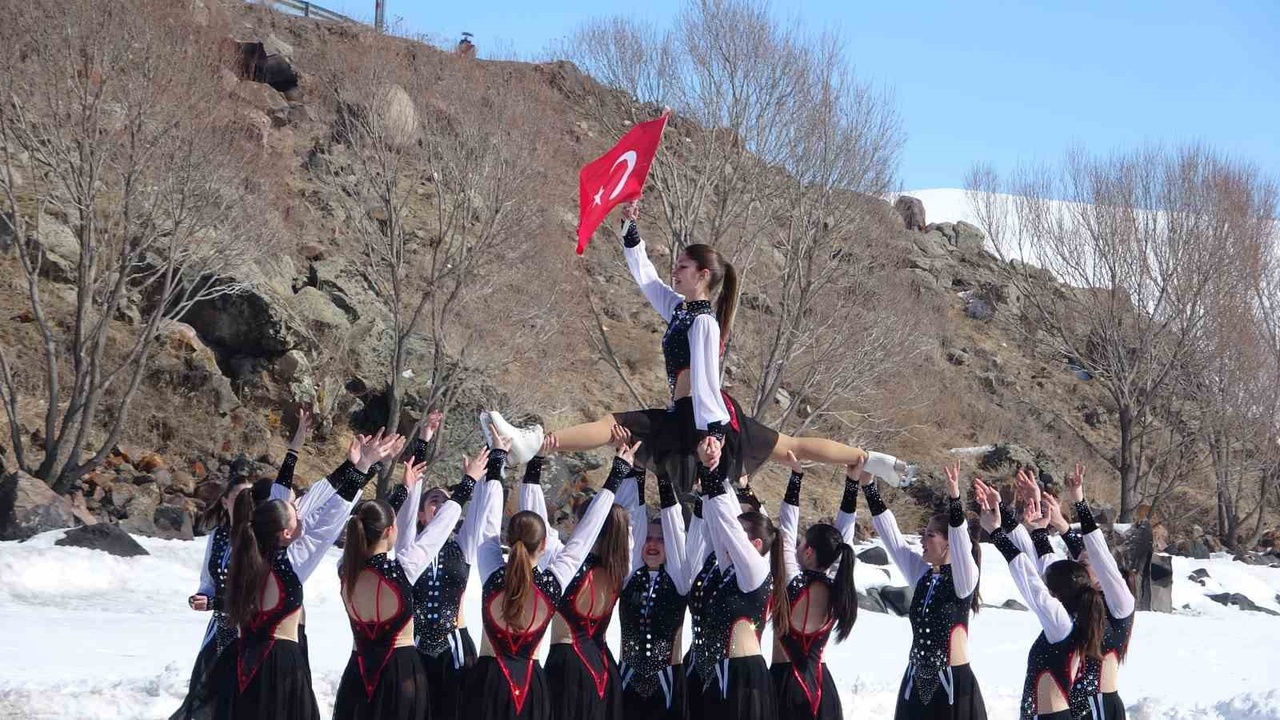 Çıldır Gölü'nde Buz Pateni Gösterisi Düzenlendi