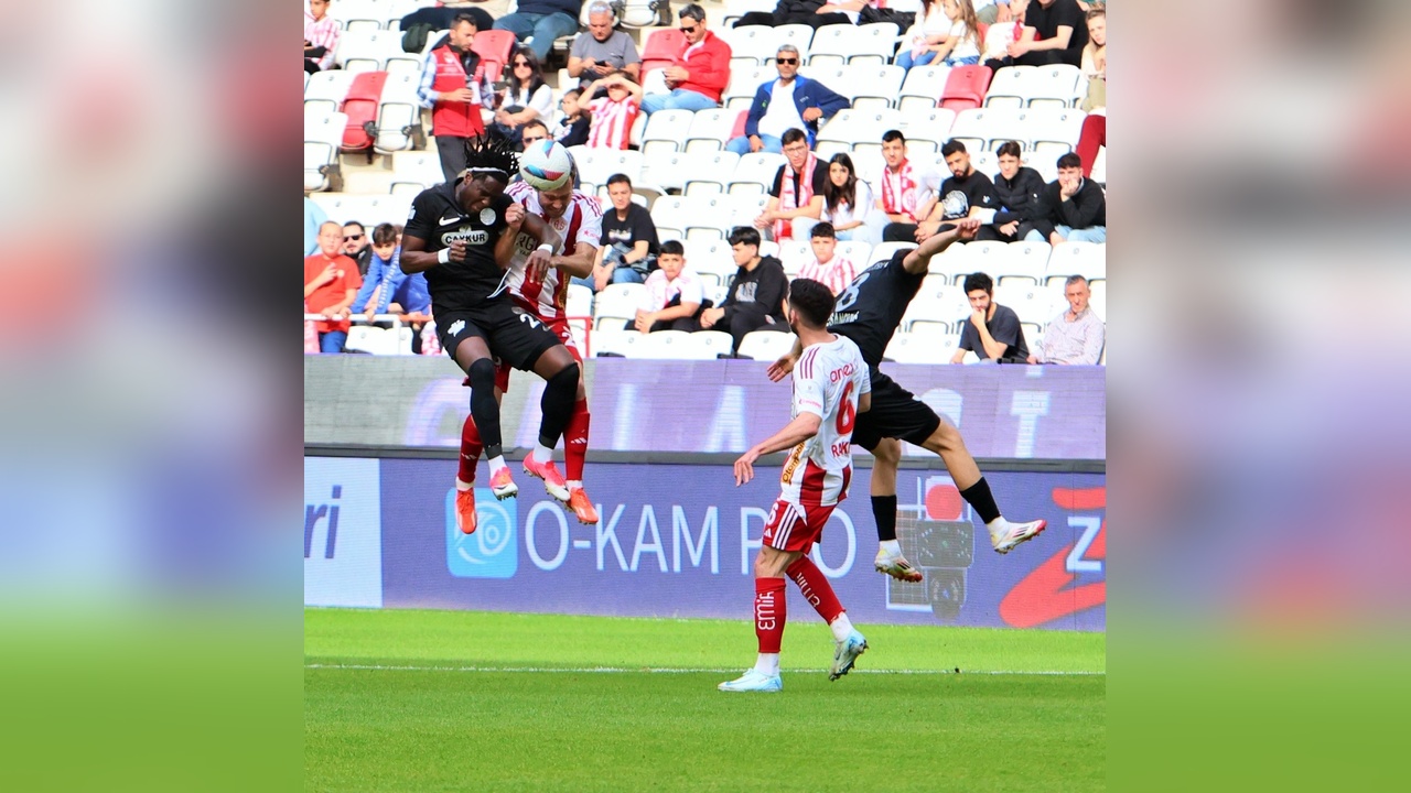 Antalyaspor ve Çaykur Rizespor İlk Yarıda Beraberlikte Kaldı