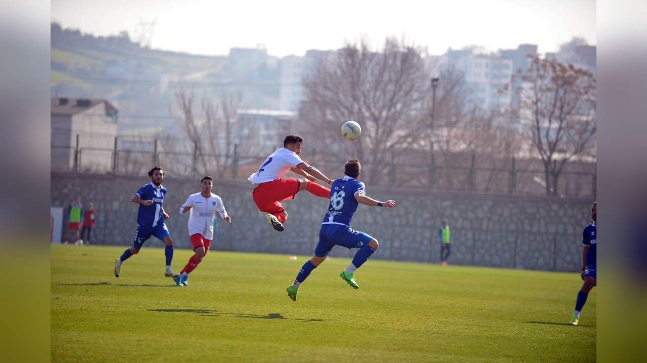 Mustafakemalpaşaspor, Karabük İdmanyurdu'nu 3-1 Mağlup Etti
