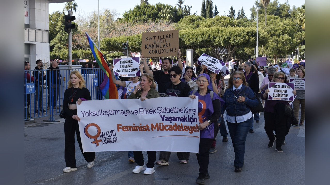 Antalya'da Kadınlar Günü Yürüyüşü Gerçekleşti