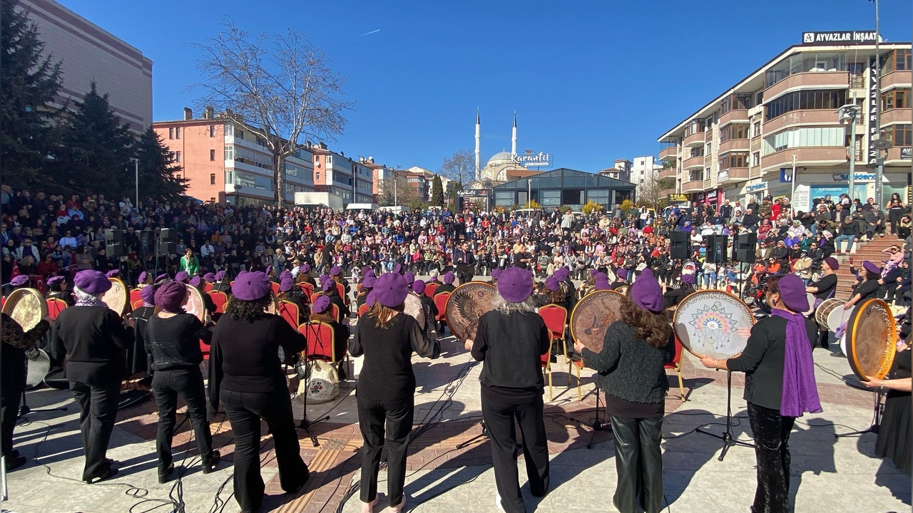 Safranbolu'da Kadınlar Renkli Yürüyüş Düzenledi