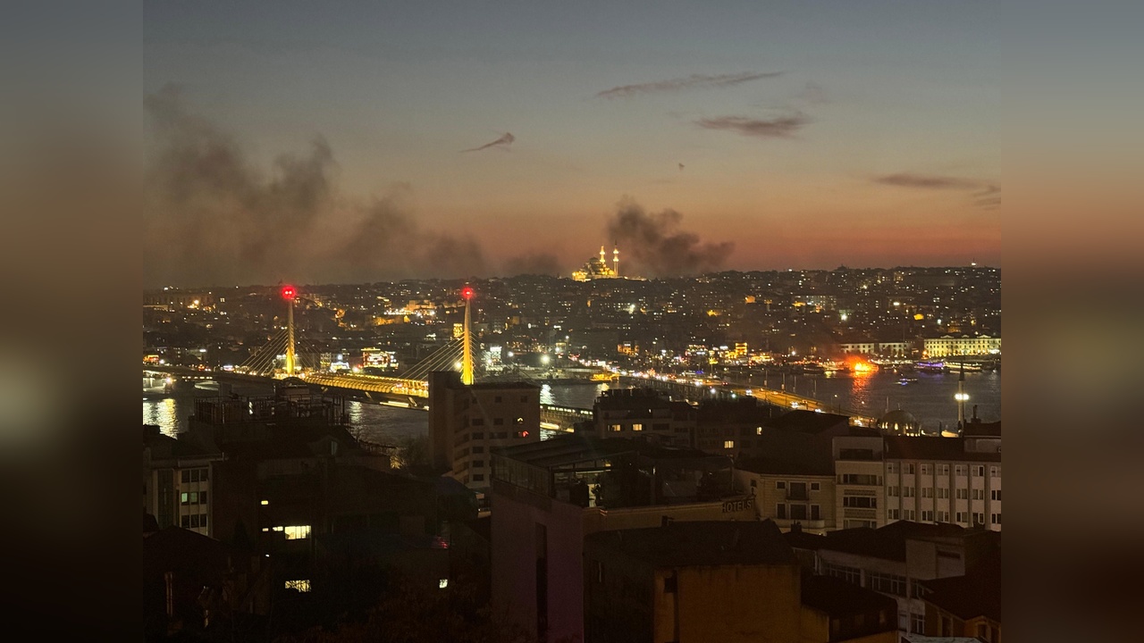 Haliç'te Tekne Yangını Paniğe Neden Oldu