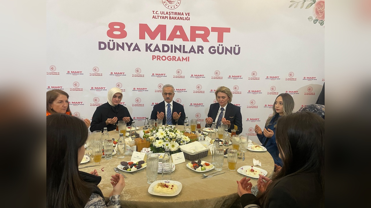 Bakan Uraloğlu, Kadın Personeliyle İftar Sofrasında Bir Araya Geldi