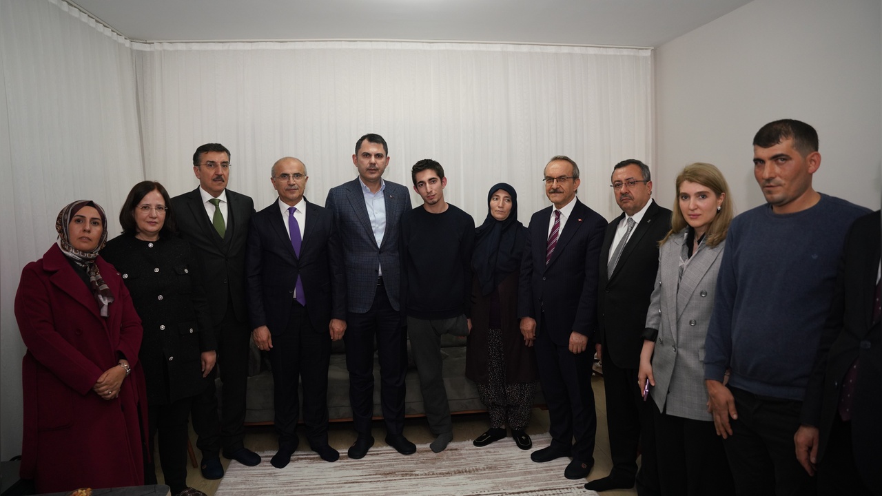 Bakan Kurum, Depremzede Ömer'i Ziyaret Etti