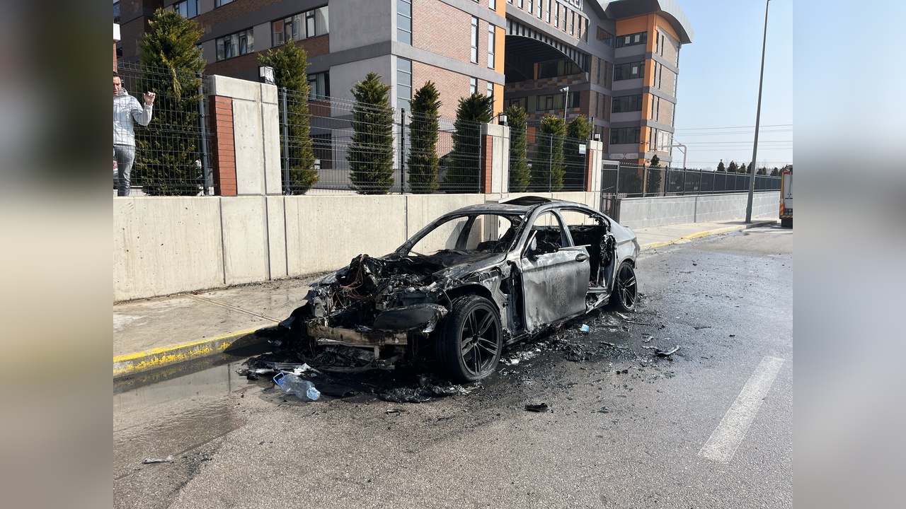 Otomobil Yangını Park Alanında Meydana Geldi