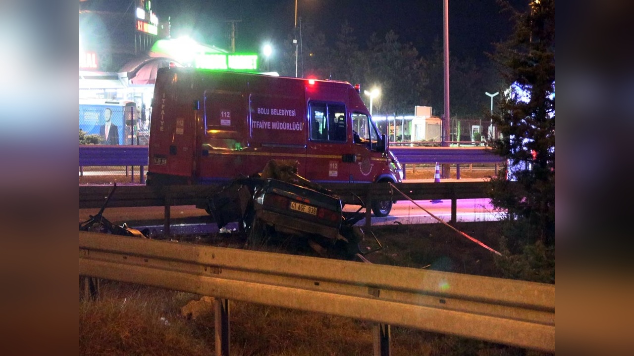Bariyerlere Çarpan Otomobilde Üç Kişi Hayatını Kaybetti