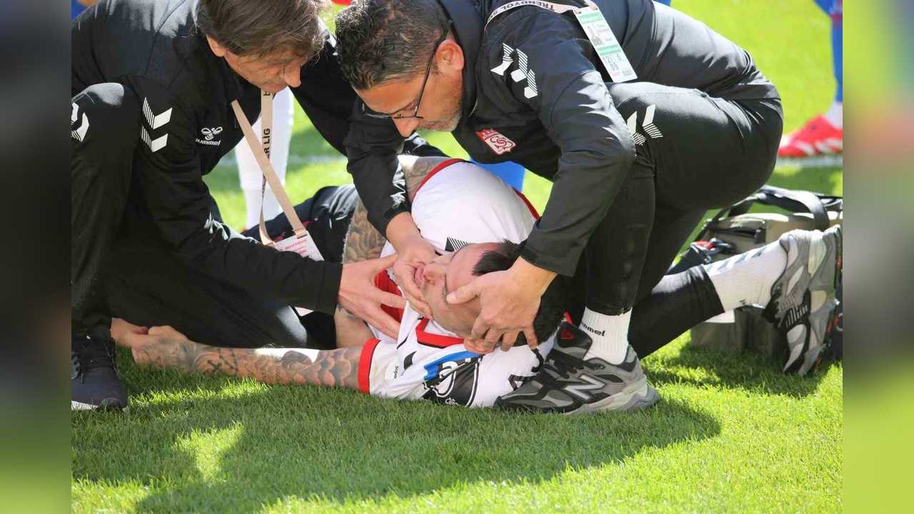 Sivasspor'un Forveti Rey Manaj Sakatlık Geçirdi