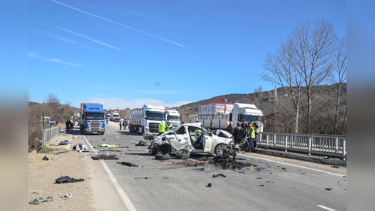 Köprü Korkuluklarına Çarpan Araçta Sürücü Hayatını Kaybetti
