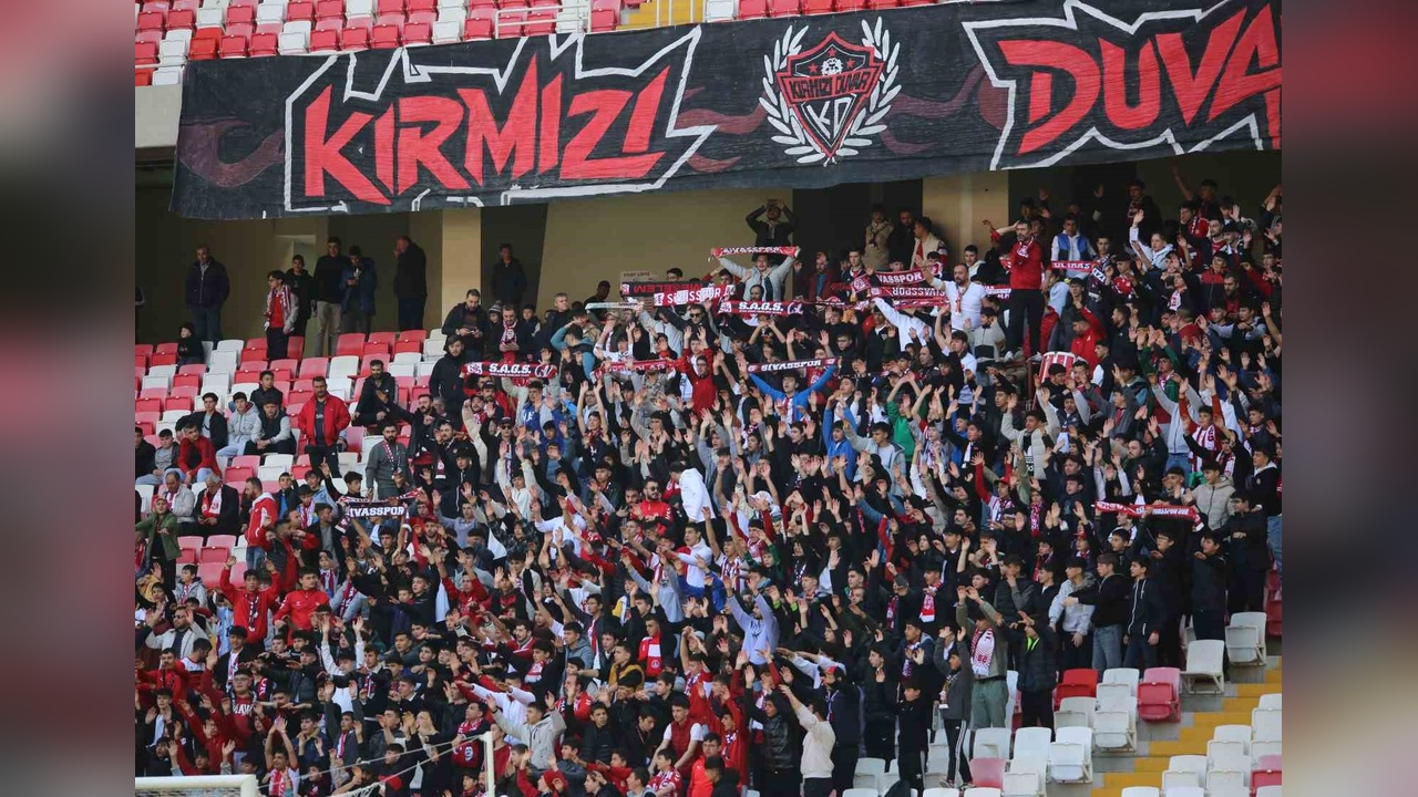 Sivasspor Taraftarları Göztepe Maçında Coşkulu Destek Sağladı