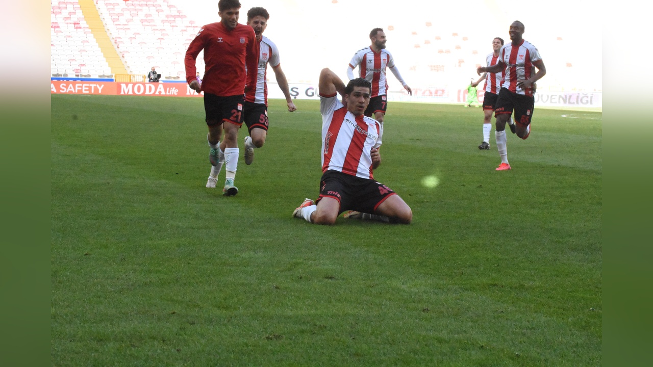Sivasspor, Göztepe'yi 3-1 Mağlup Etti