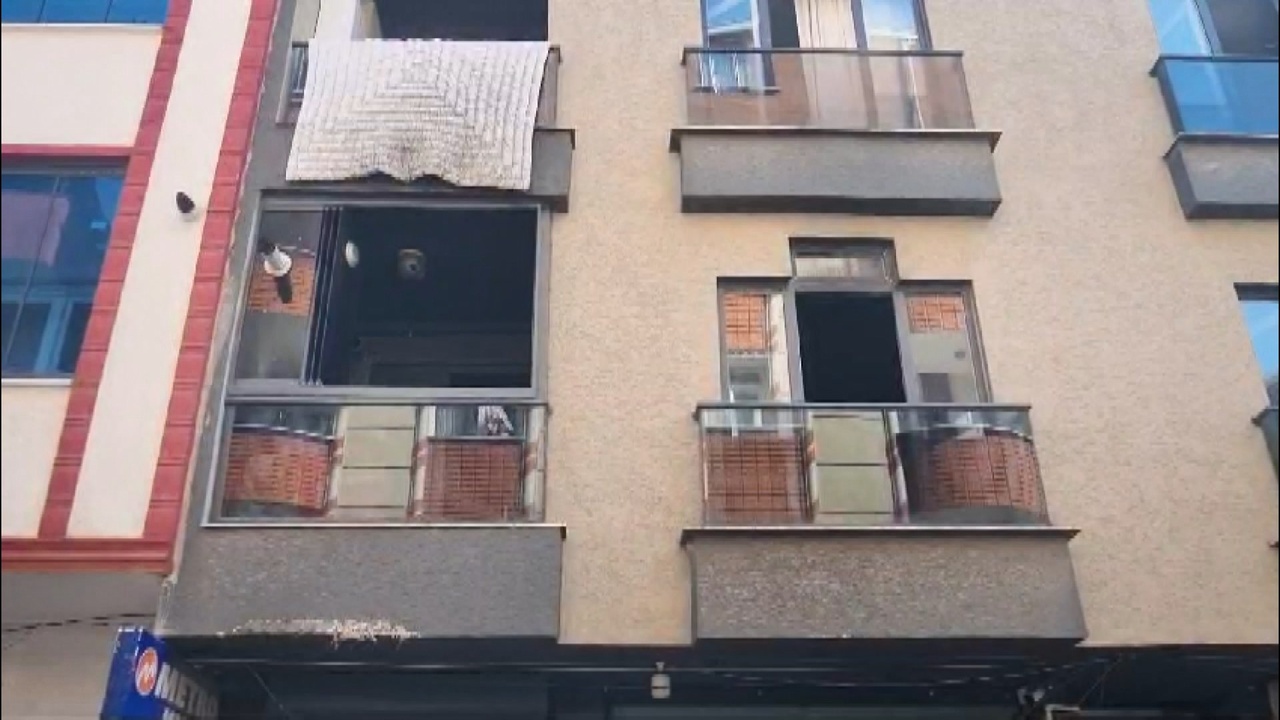 Esenyurt'taki 4 Katlı Binada Yangın Kontrol Altına Alındı