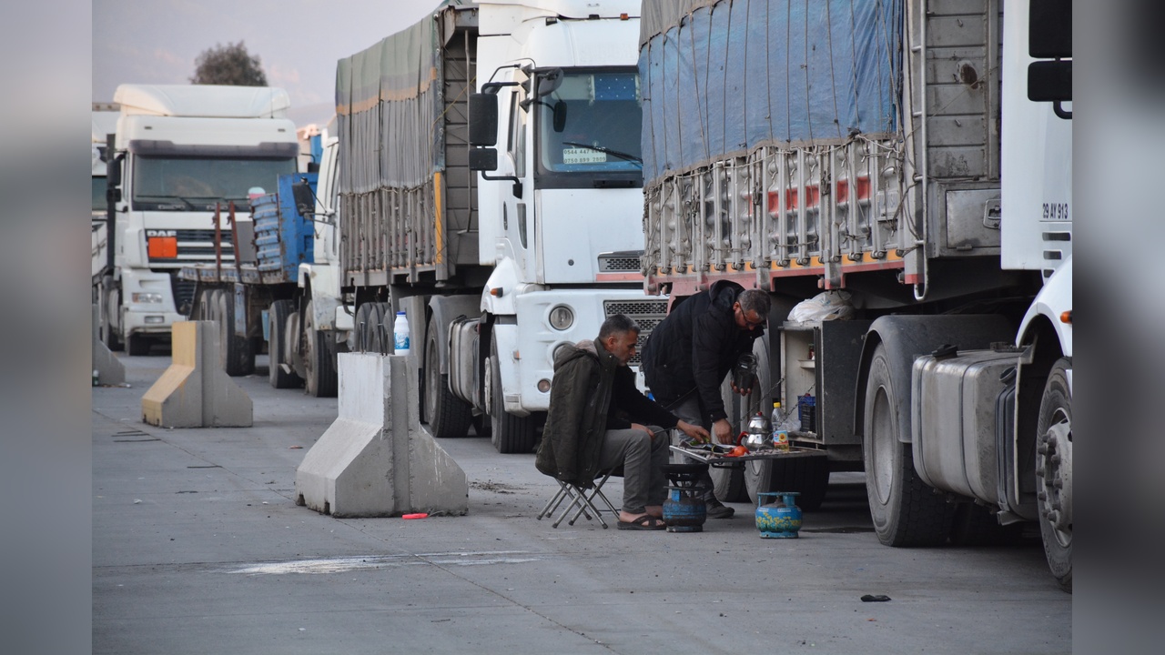 TIR Şoförleri İftarlarını Dorse Mutfağında Hazırlıyor