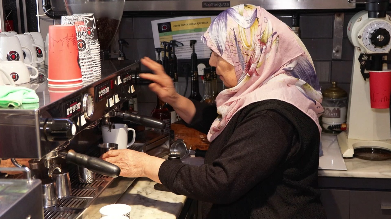 70 Yaşındaki Barista Teyze Gençlerin Gözdesi Haline Geldi