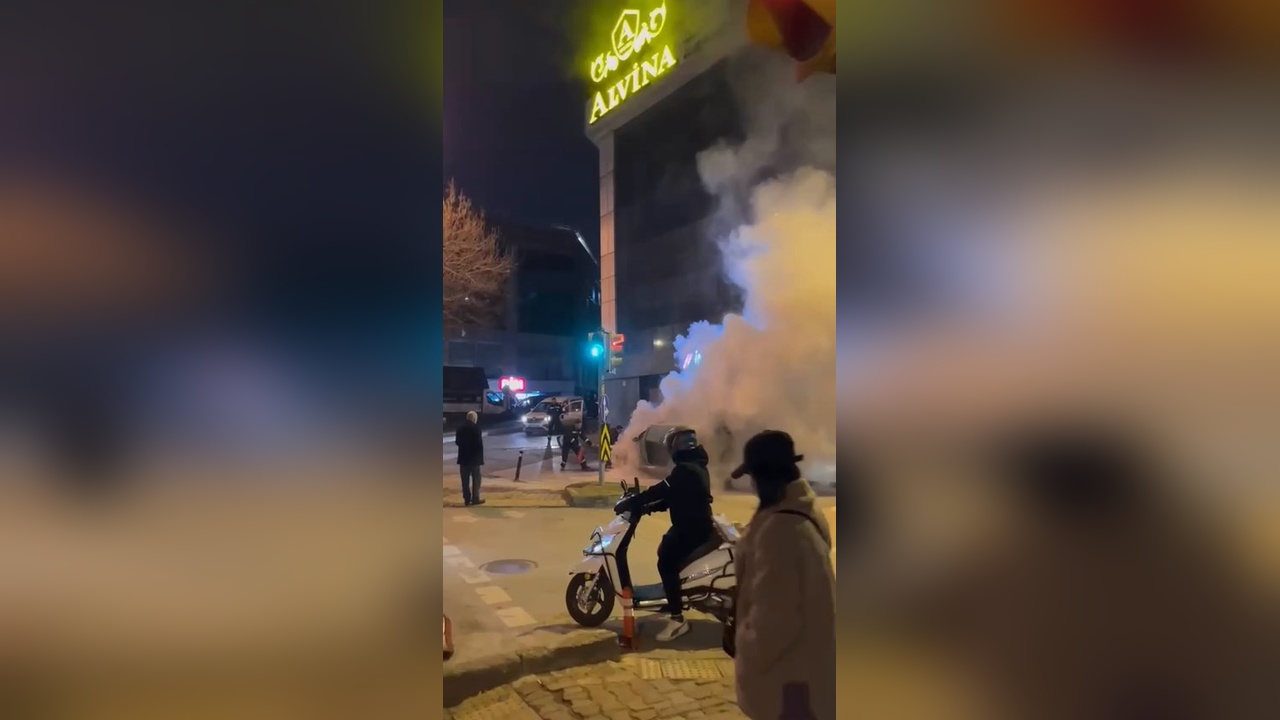 Bayrampaşa'da Yanan Araca Çevredekiler Müdahale Etti