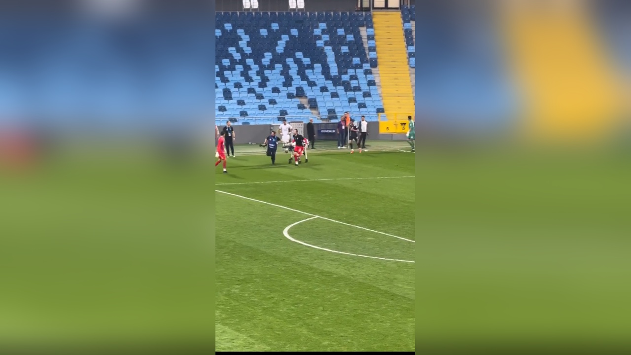 Futbolcunun Bayılması Sonrası Kulüp Personeli Hızla Müdahale Etti