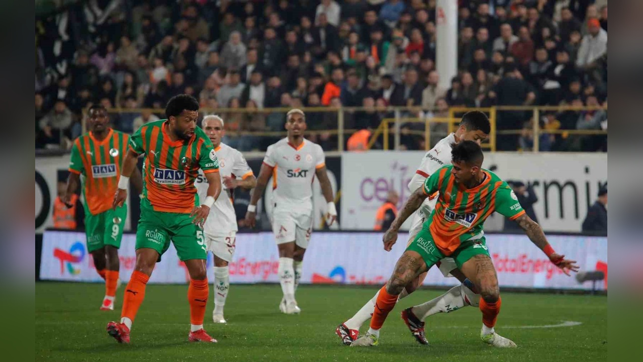 Corendon Alanyaspor, Galatasaray'ı İlk Yarıda Geride Bıraktı