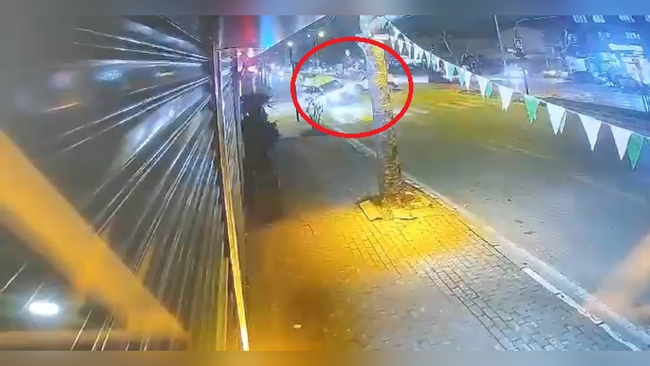 Ticari Araç Sinyal Direğine Çarparak Takla Attı