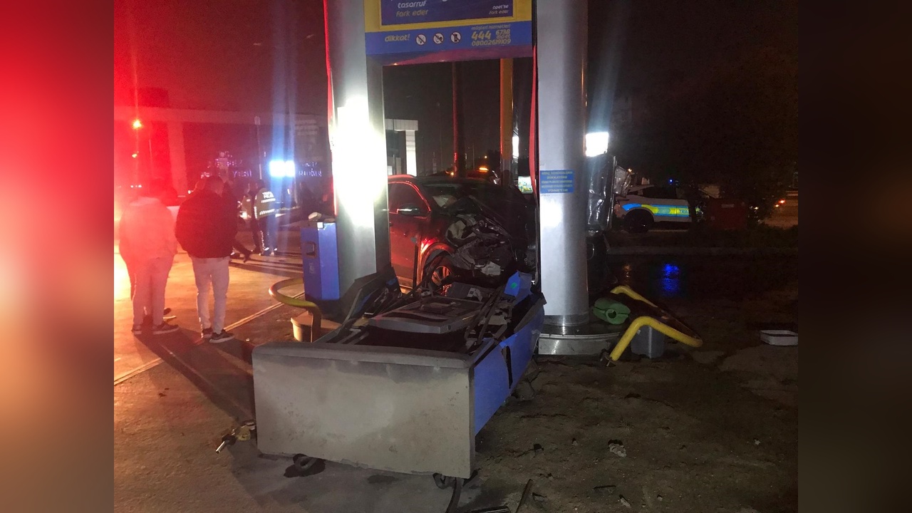 Otomobil Kazası Akaryakıt İstasyonunda Hasara Yol Açtı