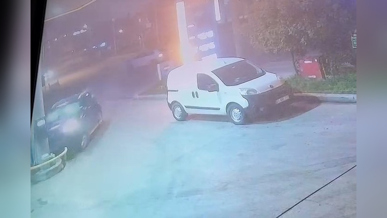 Otomobil Kazası Akaryakıt İstasyonunda Hasara Yol Açtı