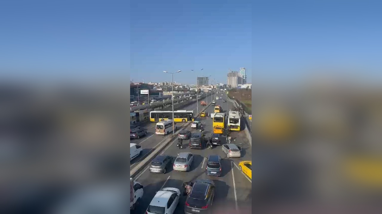 Esenyurt'ta İETT Otobüsü Kaza Yaptı, Trafik Durma Noktasına Geldi