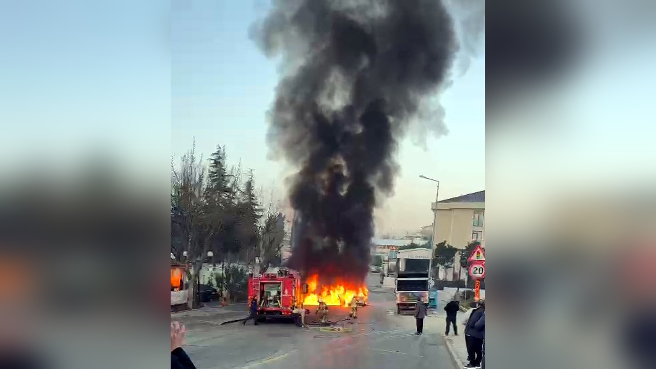 Avcılar'da Yangın Çıkan Otomobil, 7 Araçla Çarpıştı