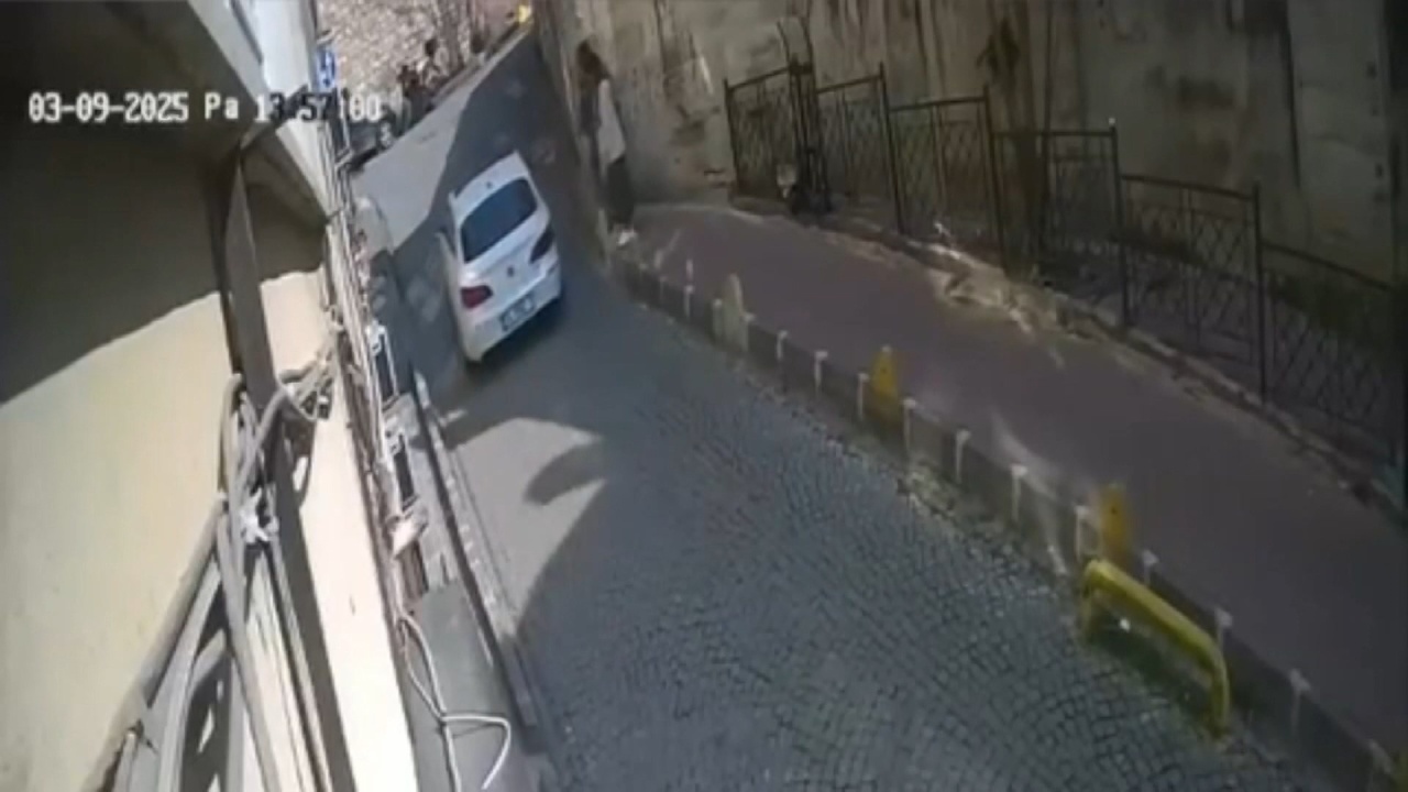 Fatih'te Geri Vites Yapan Araç, Yaya Kadına Çarptı