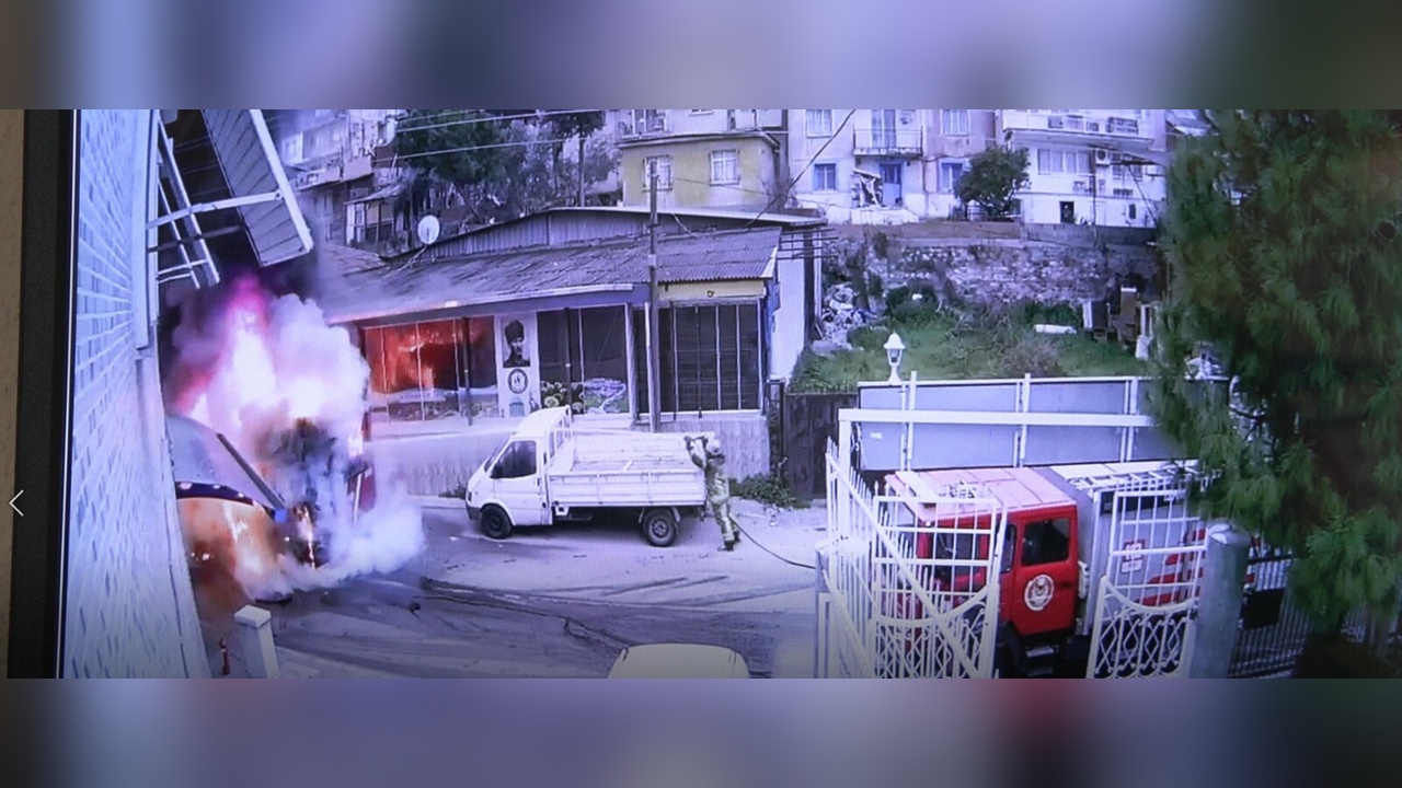 İzmir'de Otobüste Yangın: Yolcular Güvenli Bir Şekilde Tahliye Edildi