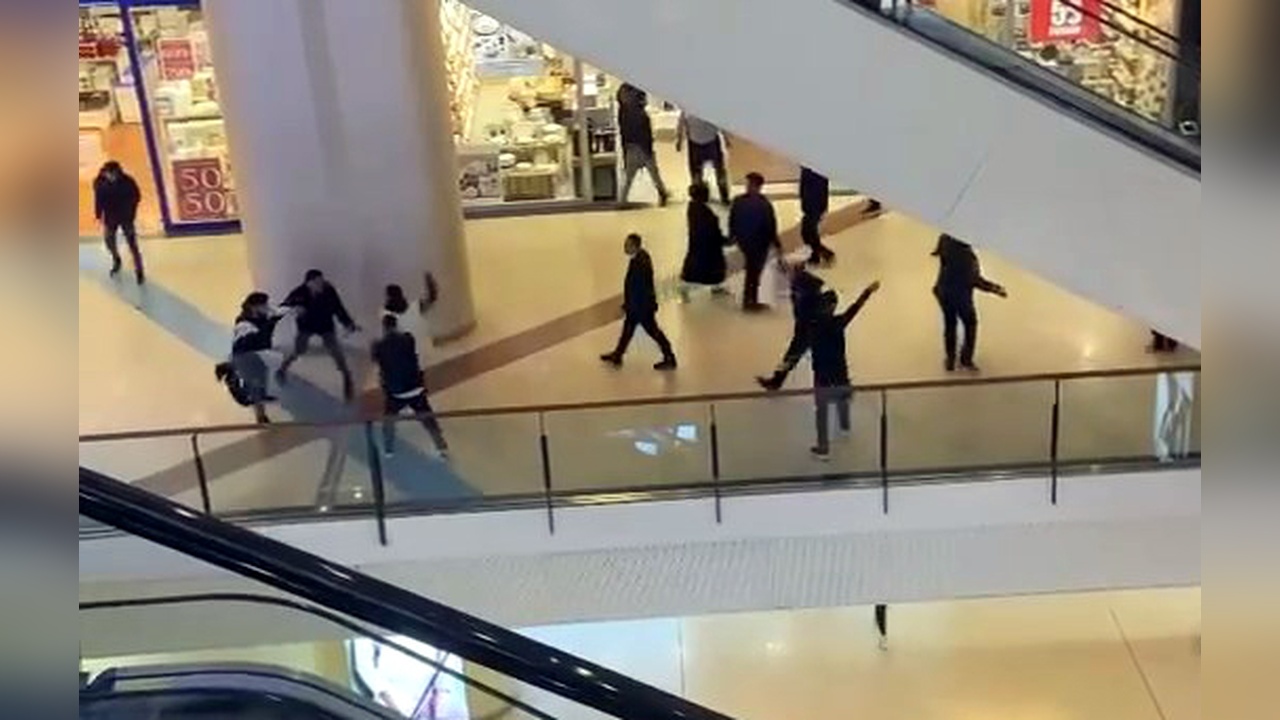Esenyurt'taki AVM'de Bıçaklı Kavga Anbean Kaydedildi