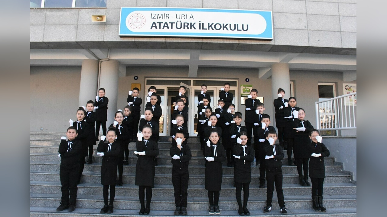 İzmir'deki Öğrencilerden Anlamlı Performans: İstiklal Marşı İşaret Diliyle Okundu