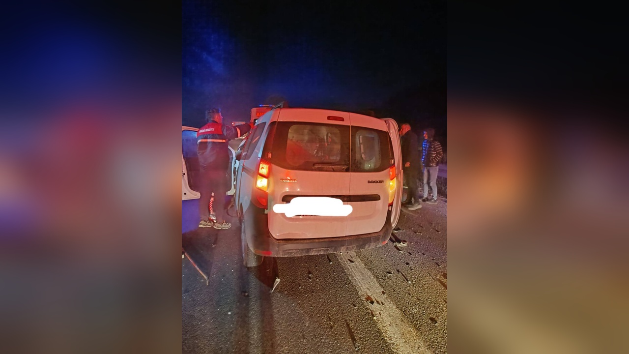 Otoyolda TIR ile hafif ticari araç çarpıştı: 1 ölü, 3 yaralı