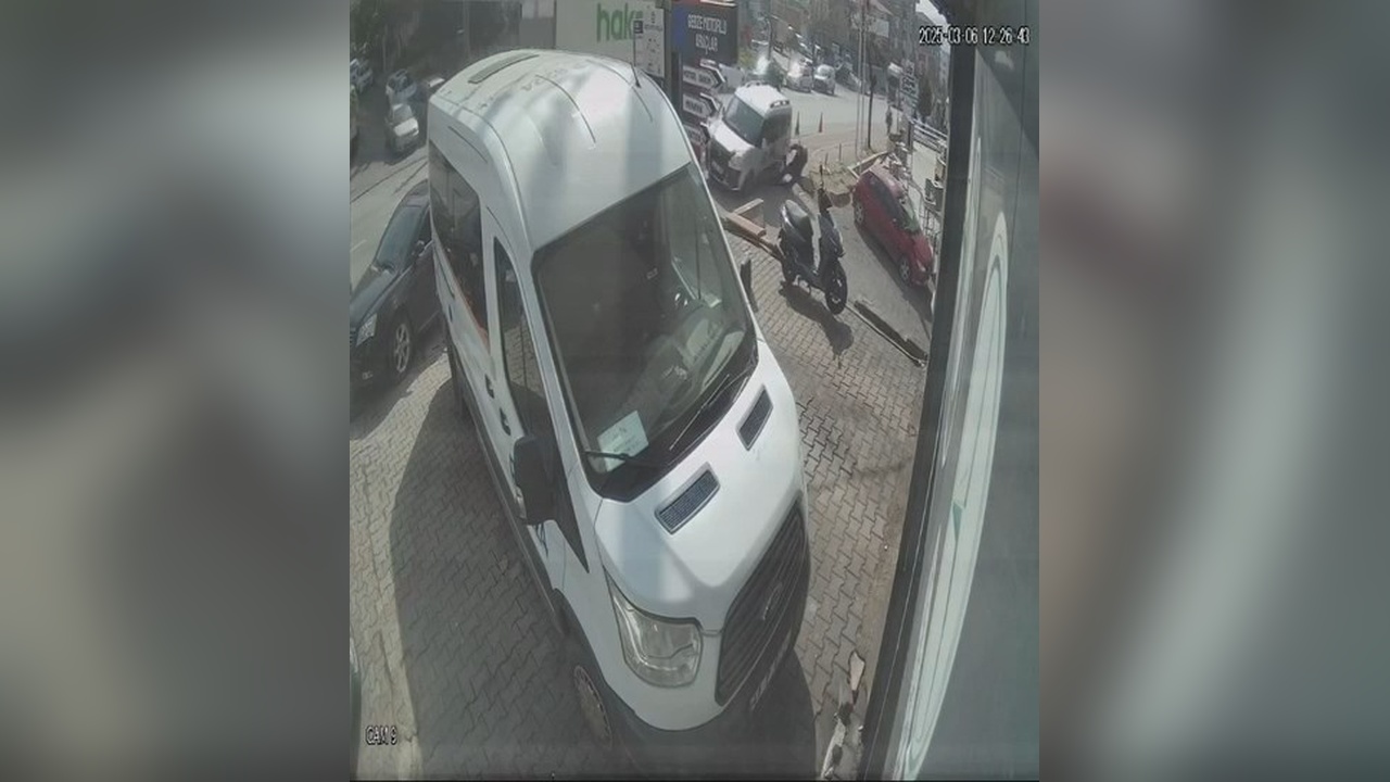 Hafif Ticari Araç Yayaya Çarptı: Kaza Anı Kamerada