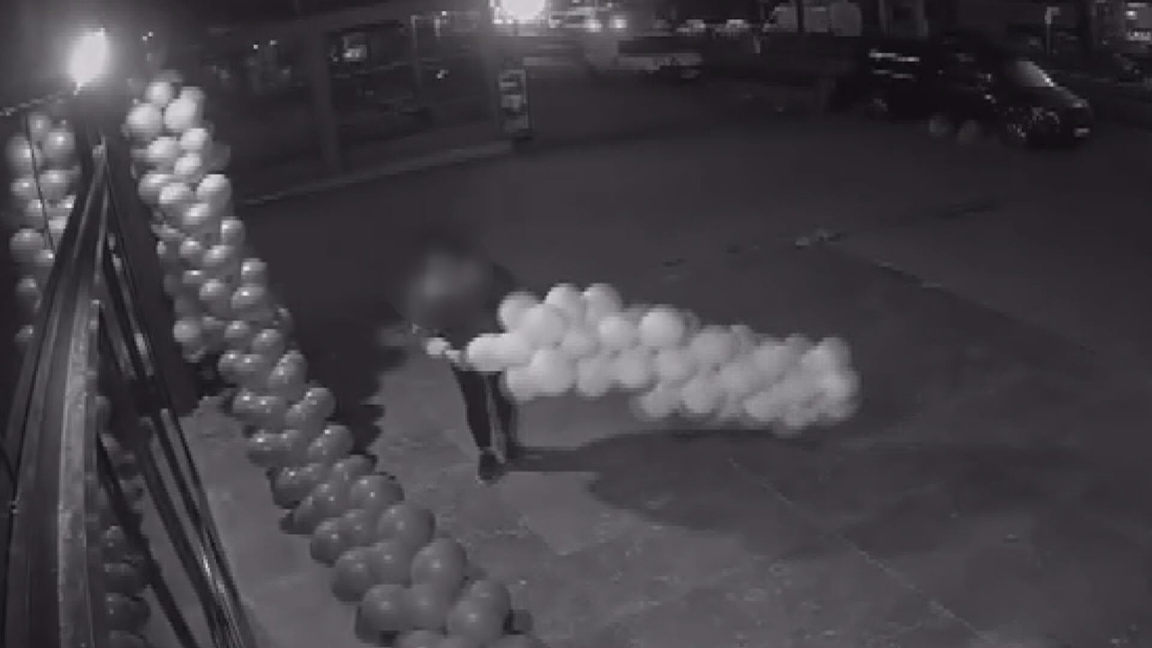 Sultangazi'de Restoran Önünde Balon Hırsızlığı Kameralara Yansıdı