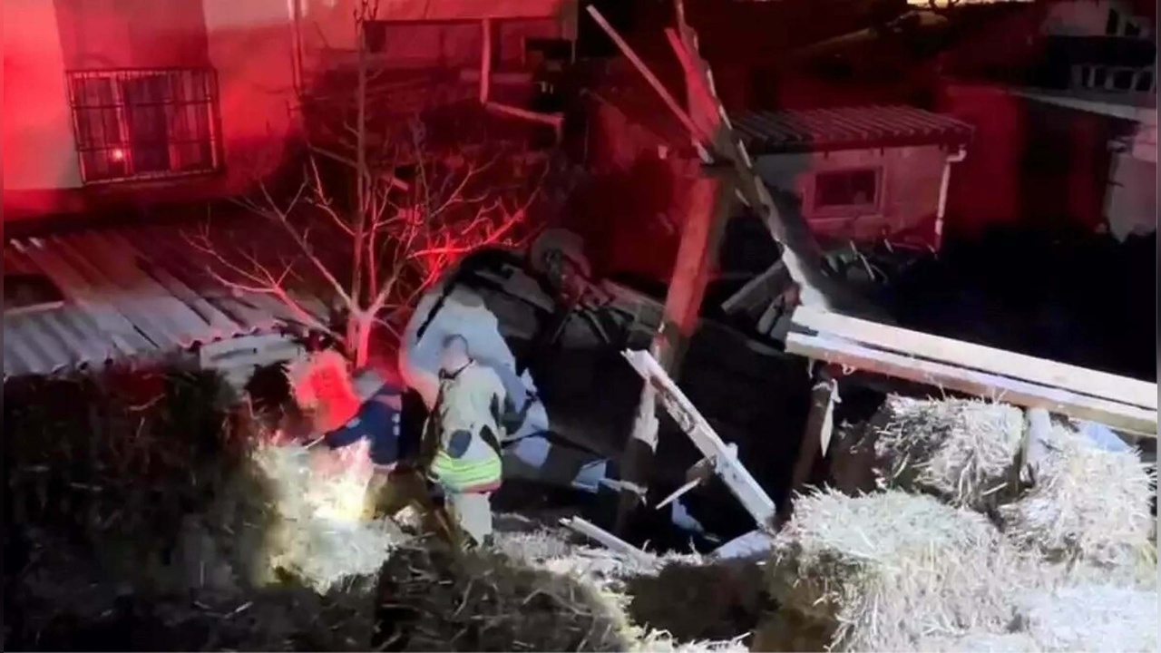 Manisa'da Trafik Kazası: Otomobil Ev Bahçesine Uçtu, 1 Kişi Hayatını Kaybetti
