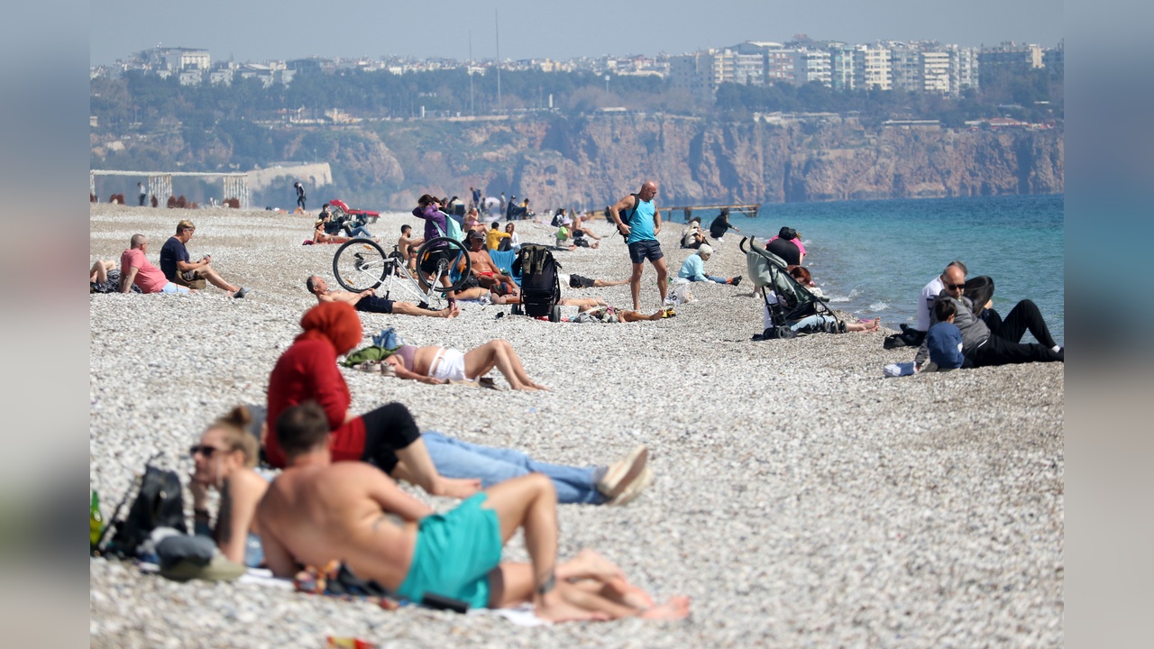 Antalya'da Hava Sıcaklığı 20 Dereceye Ulaştı, Sahiller Kalabalıklaştı