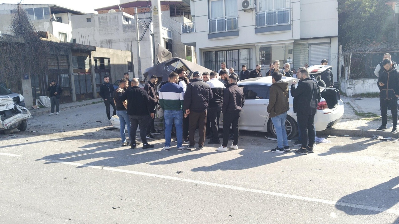 Park Halindeki Araçlara Çarpan Otomobil Kazası